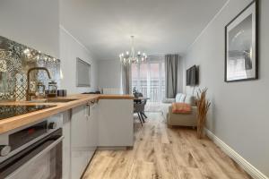 Kuchyňa alebo kuchynka v ubytovaní Apartamenty MUNN 3 Szczecin