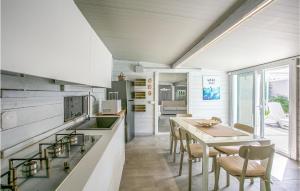 Kuchyň nebo kuchyňský kout v ubytování Nice Home In Santa Croce Camerina