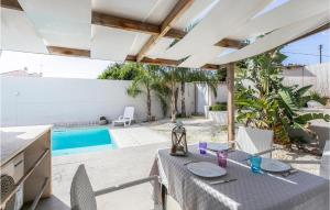 un patio con mesa y sillas y una piscina en Nice Home In Santa Croce Camerina With Private Swimming Pool, Can Be Inside Or Outside, en Santa Croce Camerina