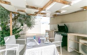cocina con mesa y sillas y cocina con fogones en Nice Home In Santa Croce Camerina With Private Swimming Pool, Can Be Inside Or Outside, en Santa Croce Camerina