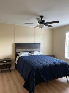 een slaapkamer met een bed en een plafondventilator bij The Perfect Get Away !!!! in Clewiston