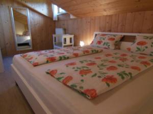 Un dormitorio con una cama con flores. en Haus Spannbauer, en Neureichenau