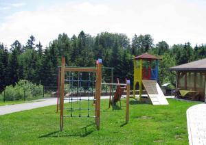 un parque con parque infantil con tobogán y estructura de juegos en Haus Spannbauer, en Neureichenau