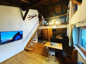 Televízia a/alebo spoločenská miestnosť v ubytovaní Bauernhof Stempf