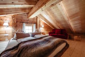Postel nebo postele na pokoji v ubytování Almhütten Skorianz + 37 fotografií