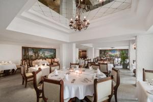 A restaurant or other place to eat at Sindbad Club