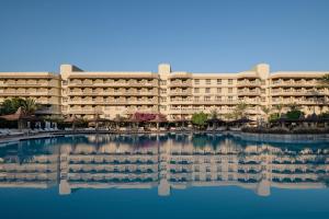 un gran hotel con una piscina frente a él en Sindbad Club, en Hurghada