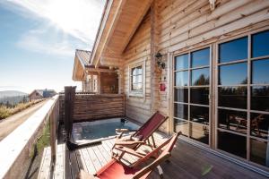 A balcony or terrace at Almhütten Skorianz