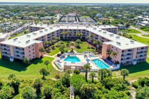 een luchtfoto van een groot gebouw met een zwembad bij Ocean view condo in beachfront resort with WiFi, central AC, 2 pools, & tennis in St. Augustine