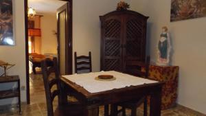 ピアッツァ・アルメリーナにあるBed and Breakfast Baobabのダイニングルーム(木製テーブル、椅子付)