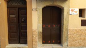 two doors on a building next to each other at Bed and Breakfast Baobab in Piazza Armerina