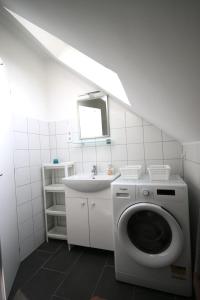 ザマールディにあるNefelejcsの洗濯機と洗面台を備えたバスルーム +18枚の写真