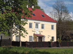 un gran edificio blanco con techo rojo en Pension Novy Den en Albrechtice