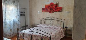 - une chambre avec un lit et une peinture murale dans l'établissement Le Rustiche Foresteria, à Dello
