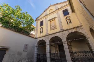 The building in which Az apartmant is located