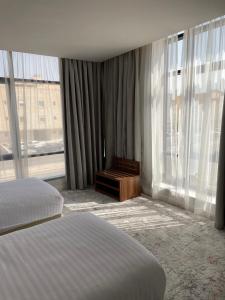 um quarto de hotel com duas camas e uma janela em شرفة em Riade