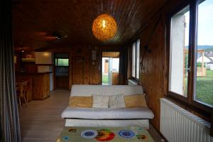 a bed in the inside of a tiny house w obiekcie Le pavillon de l'étang w mieście Vagney