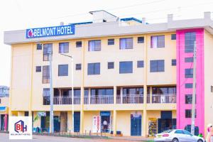 ein Gebäude mit einem Schild für ein Hotel in der Unterkunft Belmont Hotel Homabay in Homa Bay