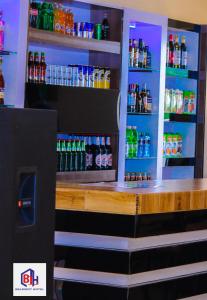 eine Bar mit Getränken auf den Regalen eines Kühlschranks in der Unterkunft Belmont Hotel Homabay in Homa Bay