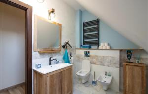 Ένα μπάνιο στο 3 Bedroom Awesome Home In Ryn +23 φωτογραφίες