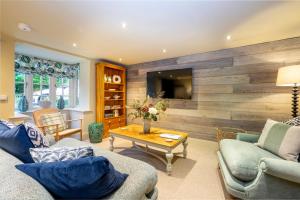 salon z drewnianymi akcentami w obiekcie Gardeners Cottage w mieście Sandsend