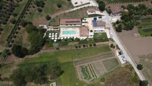 una vista aérea de una casa con jardín en Il Poggio degli Antichi Sapori - Residence, en Paternopoli