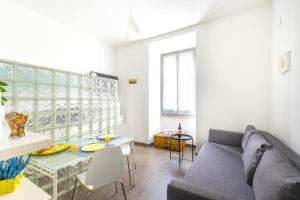 A seating area at Hostly - Nicole Apartment Volturno- Full Rome Center