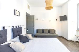 A seating area at Hostly - Nicole Apartment Volturno- Full Rome Center