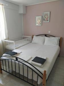 Ένα ή περισσότερα κρεβάτια σε δωμάτιο στο Παραλιακό διαμέρισμα με αυλή