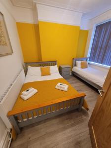 Una habitación con una cama con dos toallas. en Handpost Retreat en Newport