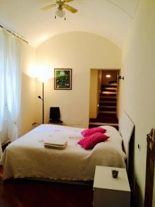 ein Schlafzimmer mit einem großen Bett mit roten Kissen in der Unterkunft TL Palazzo Fantuzzi in Bologna