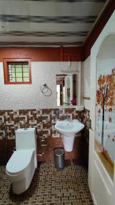 łazienka z toaletą i umywalką w obiekcie Pepper county farm stay w mieście Munnar
