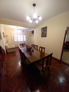 ein Wohnzimmer mit einem Esstisch und Stühlen in der Unterkunft Casa La Linda de la Virrey in Salta
