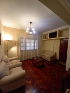 ein Wohnzimmer mit 2 Sofas und einem Tisch in der Unterkunft Casa La Linda de la Virrey in Salta