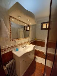 y baño con lavabo, espejo y bañera. en Casa La Linda de la Virrey en Salta