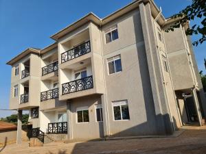 un edificio con balcones en un lateral en Unia fancy flats - studio apartment two en Kampala