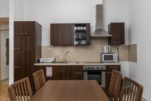Kuchyň nebo kuchyňský kout v ubytování Cosy 1 Bedroom Apartment in Gozsdu Court