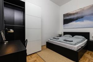 Postel nebo postele na pokoji v ubytování Cosy 1 Bedroom Apartment in Gozsdu Court