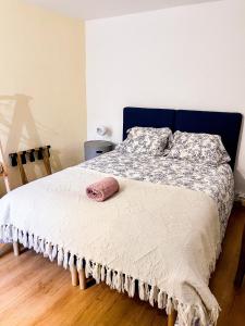 un letto con piumone bianco e cuscino di L'ATELIER - Piscine - Dans les vignes - Cassis a Cassis
