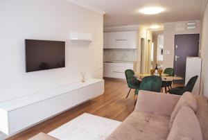 ein Wohnzimmer mit einem Sofa und einem Tisch in der Unterkunft 4 Dream Apartmanet 4+parcare gratuita in Oradea