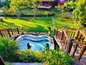 an aerial view of a swimming pool in a yard at Lake Batur Cottage in Bangli