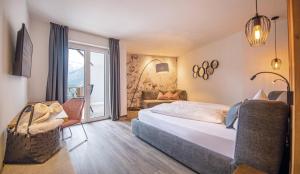 ein Hotelzimmer mit einem Bett und einem Fenster in der Unterkunft Hotel Walter in Schenna