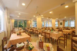 Restoran atau tempat lain untuk makan di Mon Hotel