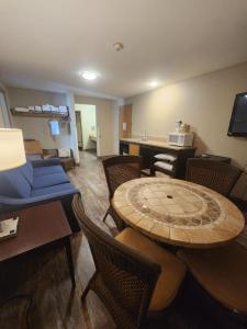 Put-in-Bay Resort & Conference Center في بوت-إن-باي: غرفة معيشة مع طاولة وأريكة