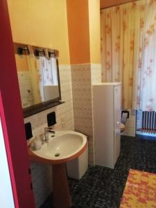 een badkamer met een wastafel en een spiegel bij Alloggio Cristina in Valdobbiadene