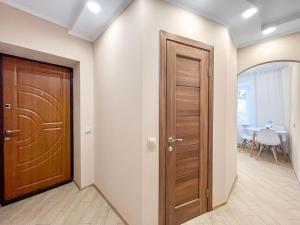 pasillo con puerta de madera y mesa en Апартаменти по вул Галицька en Ivano-Frankivsk