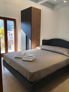 een slaapkamer met een bed met twee handdoeken erop bij Deluxe 3 Bed Apartment, Near Picinisco, WiFi, Sleeps 6 in Villa Latina