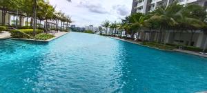 塞貝維的住宿－Peace home apex，一座拥有建筑和棕榈树的大型蓝色海水游泳池