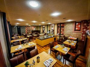 un restaurante con mesas y sillas de madera y un comedor en Dappers Wellness Hotel, en Bad Kissingen