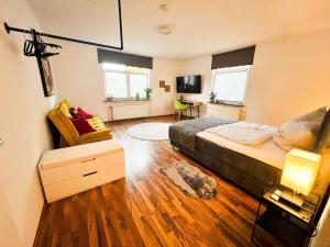 1 dormitorio con 1 cama y escritorio en una habitación en Qonroom - as individual as you - Wulferdingsen en Bad Oeynhausen